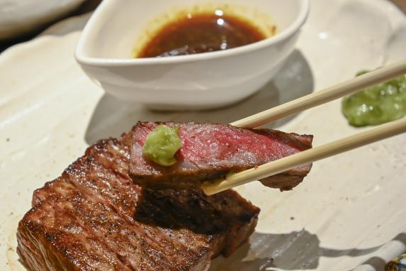 Grilled kuroushi beef / 黒牛の鉄板焼