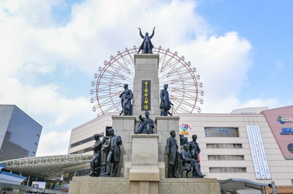 Statue of the Satsuma students dispatched to the West / 鹿児島中央駅「若き薩摩の群像」