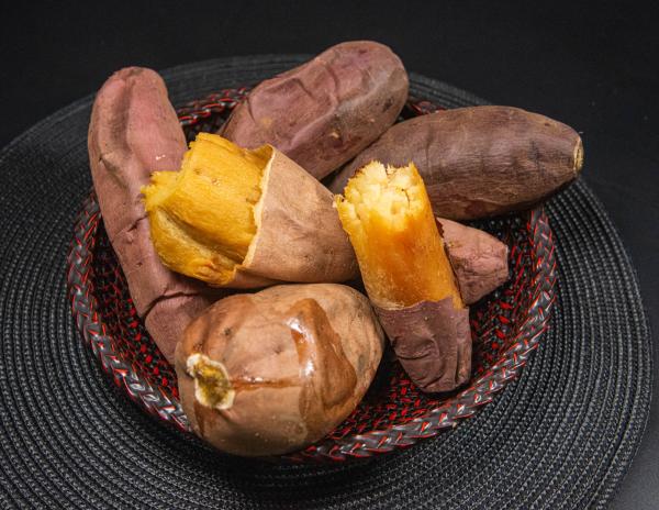 さつまいも（焼き芋：シルクスイート，紅はるか，安納芋）©鹿児島県