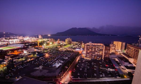 県庁18階展望ロビー夜景（桜島）©鹿児島県
