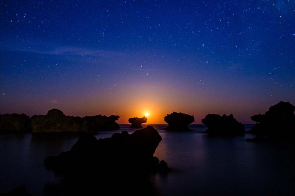ウジジ浜の月©OKINOERABU