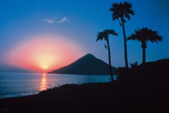 Mt. Kaimon at dusk / 夕暮れの開聞岳
