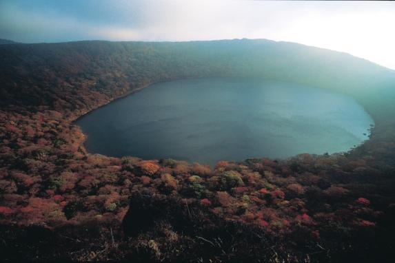 Autumn leaves of Lake Onami / 大浪池の紅葉