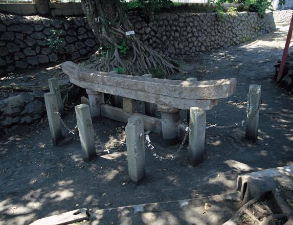 Kurokami Buried Torii Gate / 黒神埋没鳥居