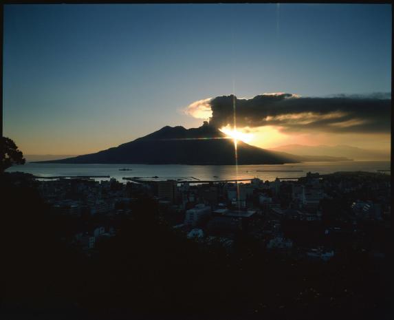 Sakurajima glowing in the dawn light / 朝陽に輝く桜島