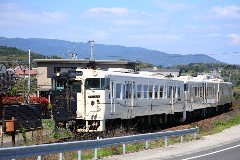 竜宮伝説がテーマの列車「指宿のたまて箱」で指宿へ-1