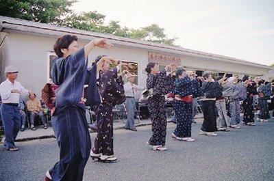 太鼓に合わせて唄い踊る秋のお祭り-1