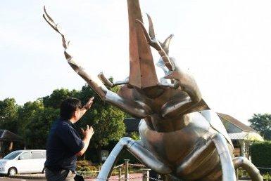 道の駅の巨大カブトムシ-1