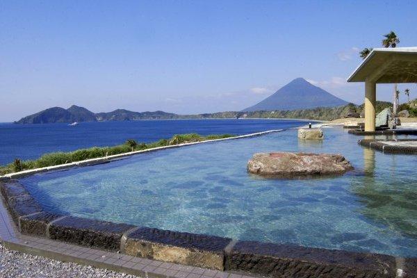 Soak in an outdoor bath while viewing the sea-1