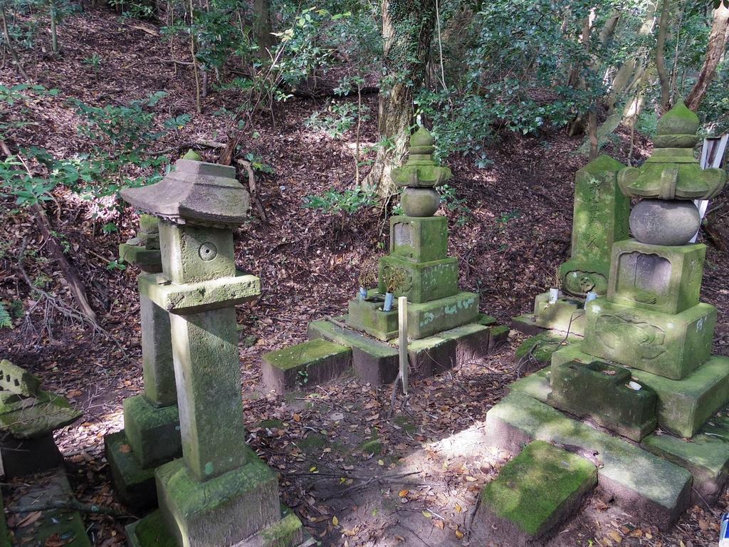  桂山寺跡（赤山靭負の墓） 