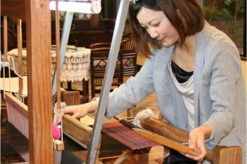 【鹿児島・鹿児島市】★（入園券付き）奄美大島の特産品「大島紬」を手織り機で作ろう！手ぶらでお越しください！-1