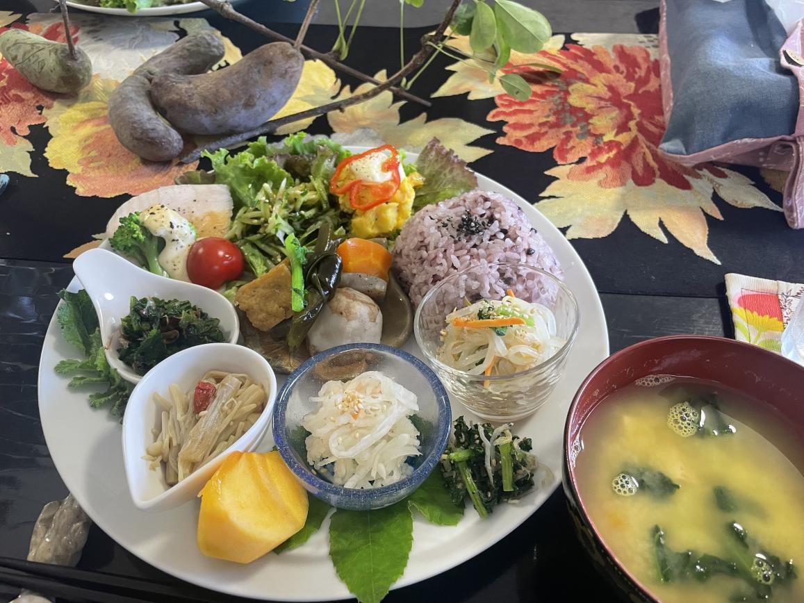 入口にスロープがあり、席はテーブル席です