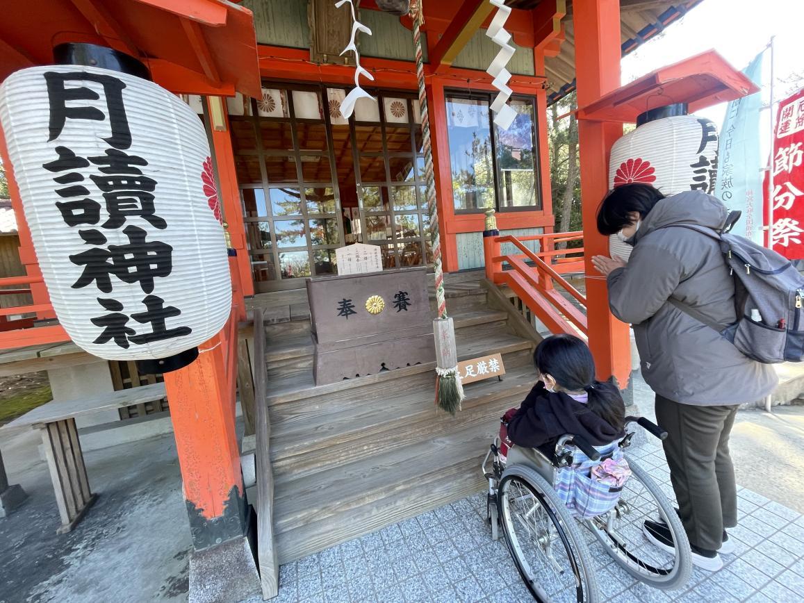  手すり付きのスロープがあります 