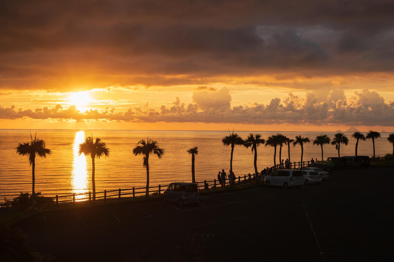 夕日に照らされた２つの峠を越える道-1