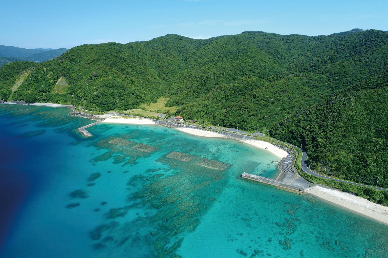 エメラルドグリーンの海岸線に広がる絶景と子宝の石-1