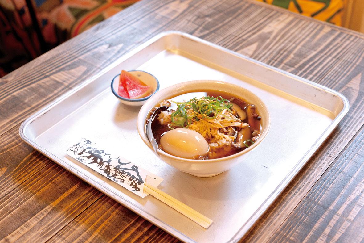 店主お気に入りの品が並ぶ「食堂 湯湯」-1