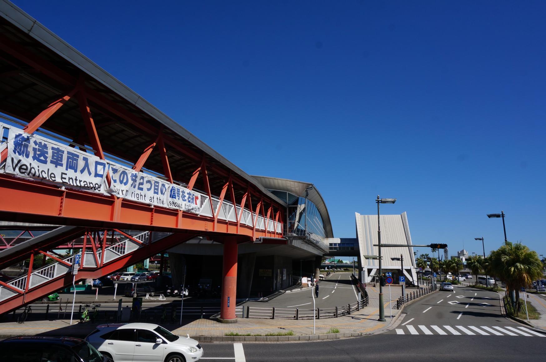 ①ターミナル入口まで進みます。（歩道橋側入り口）-1