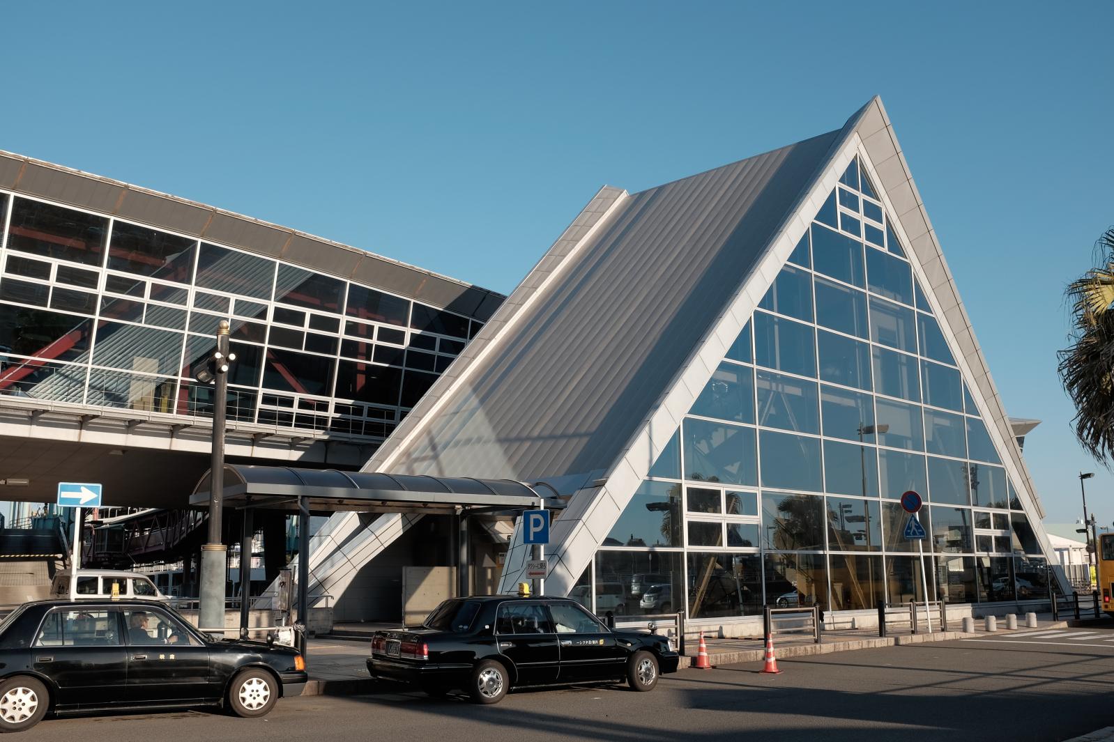 ①ターミナル入口まで進みます。（県営駐車場入り口）-1