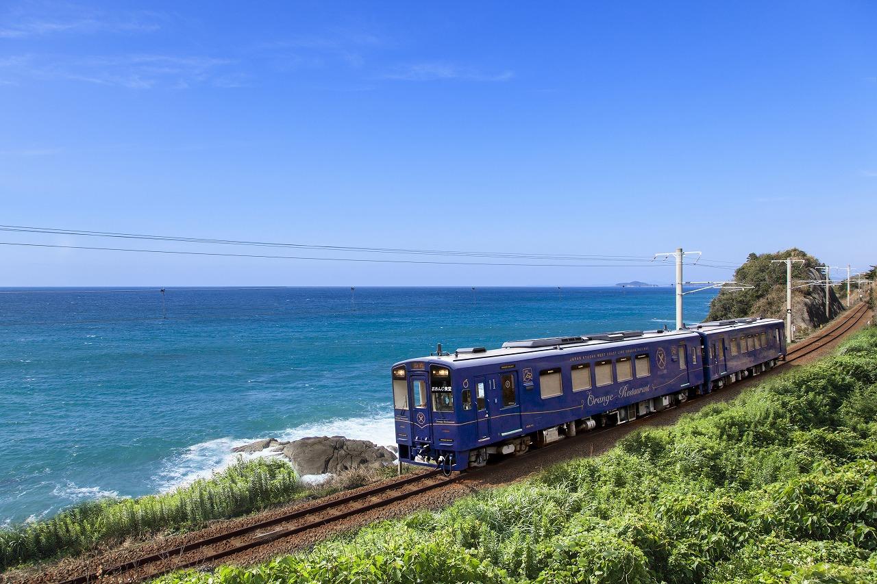 青い東シナ海と同じブルーボディ。車内は従来の食堂車と一線を画すレストラン空間-0