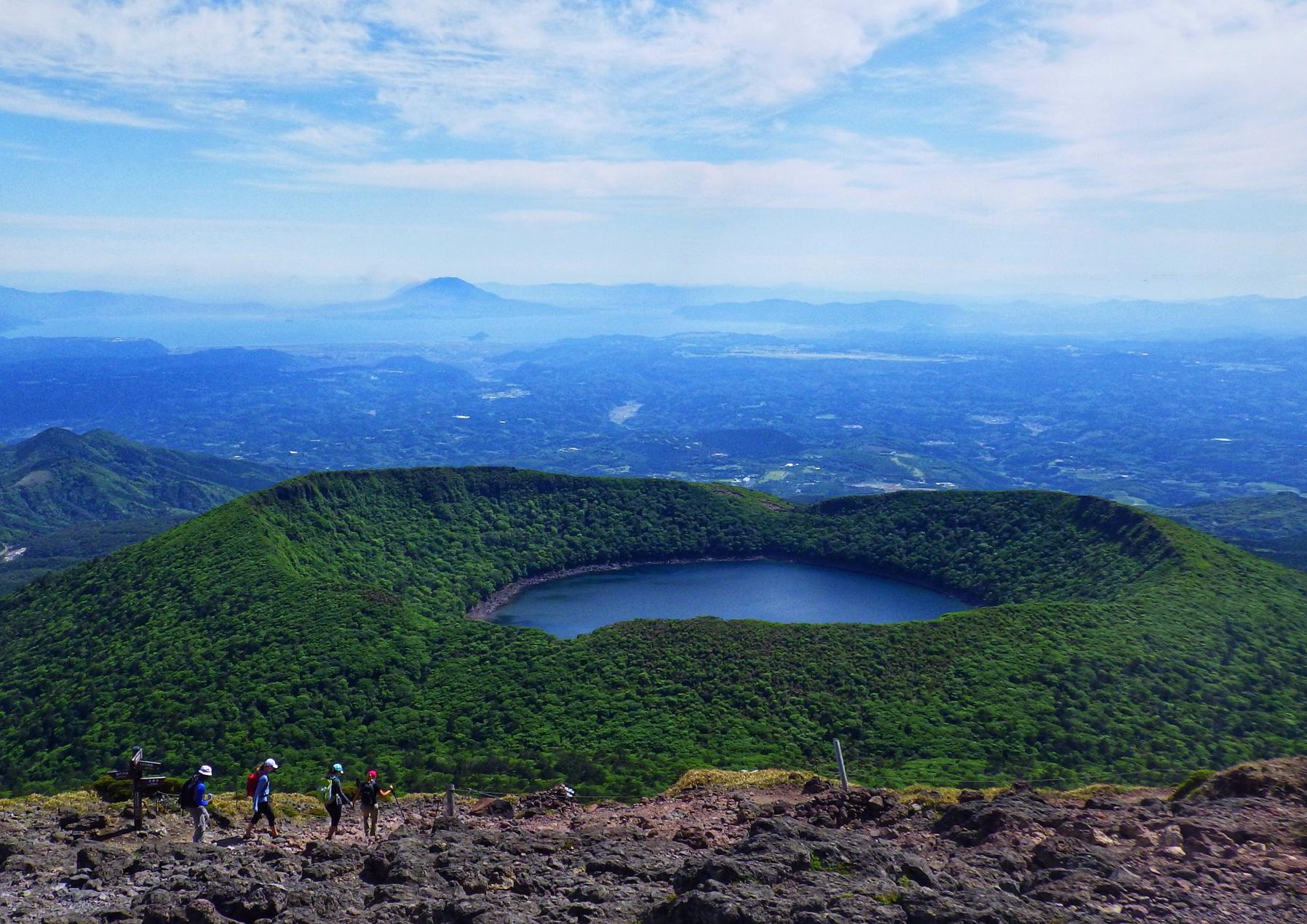 【ここが魅力①】季節ごとに違った美しさをみせる霧島の山々-0