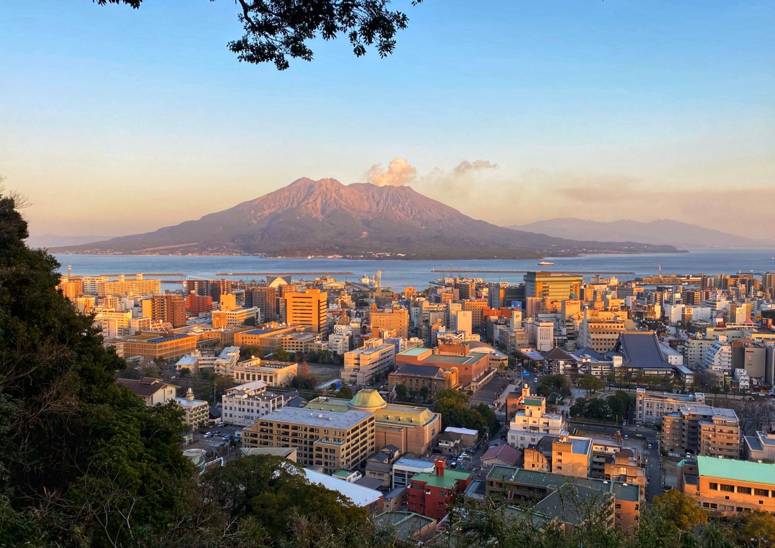 【ここが魅力②】世界でも珍しい！活火山と都市が共生する桜島-0