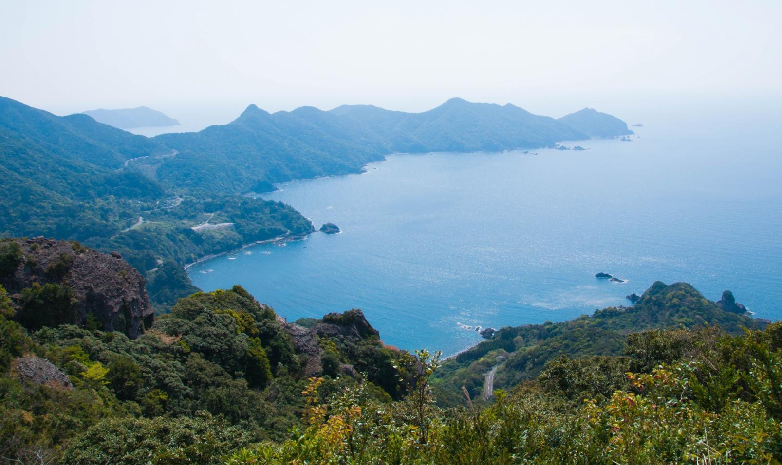 【坊野間県立自然公園】
リアス海岸や奇岩など大自然の神秘を感じよう-0