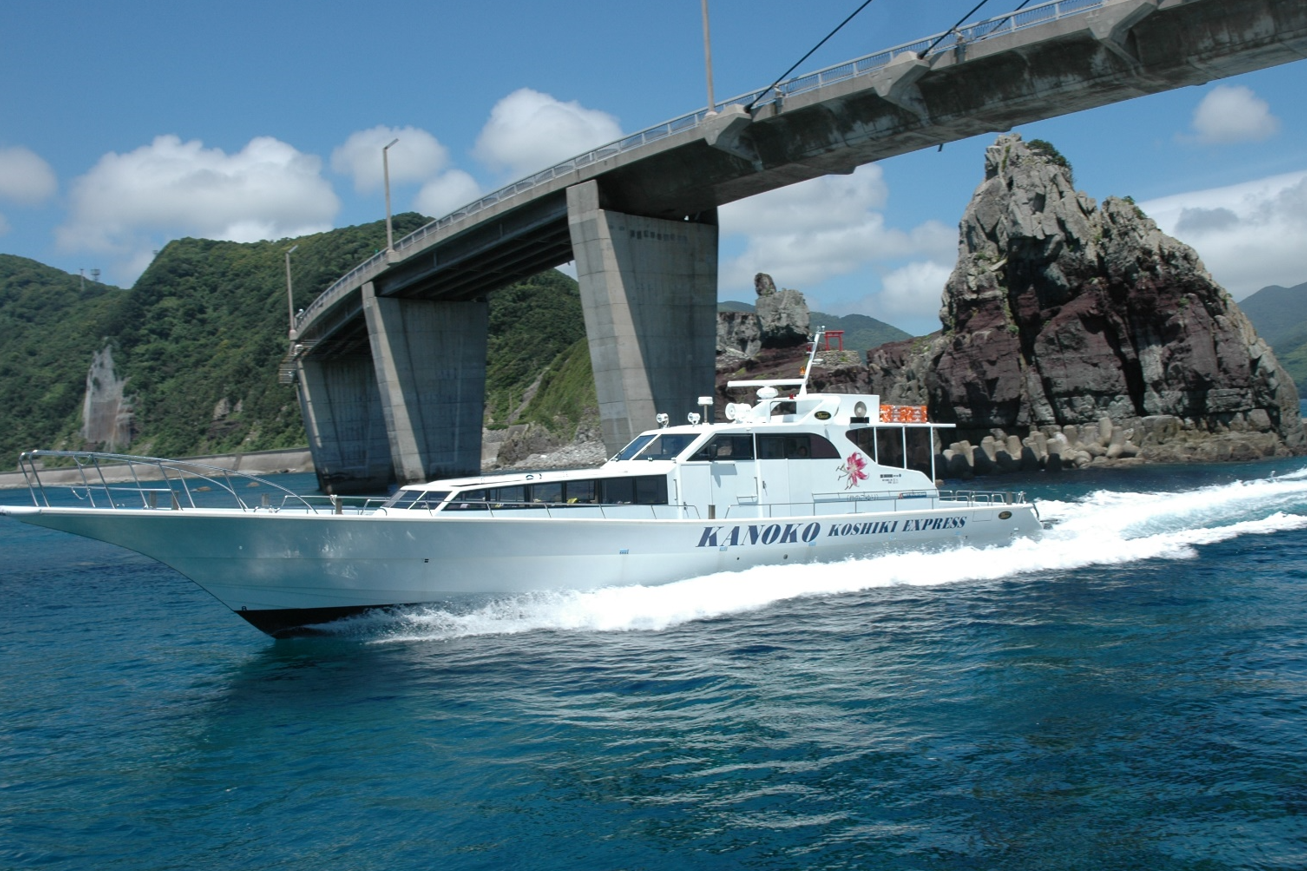 海から眺める地層・巨岩・奇岩　甑島断崖クルージング（薩摩川内市）-0