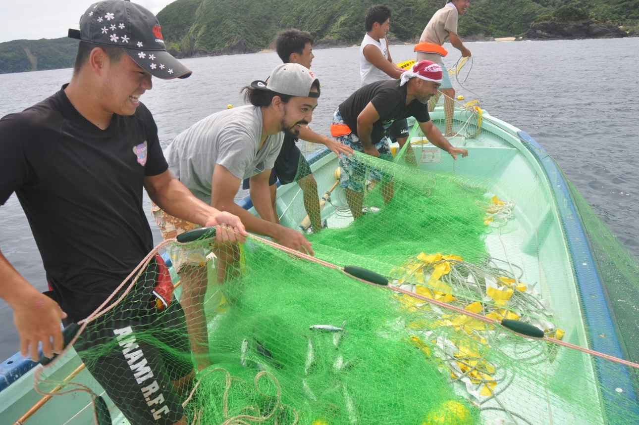 伝統漁法を体験　とびうおロープ曳き漁業体験（大和村）-0