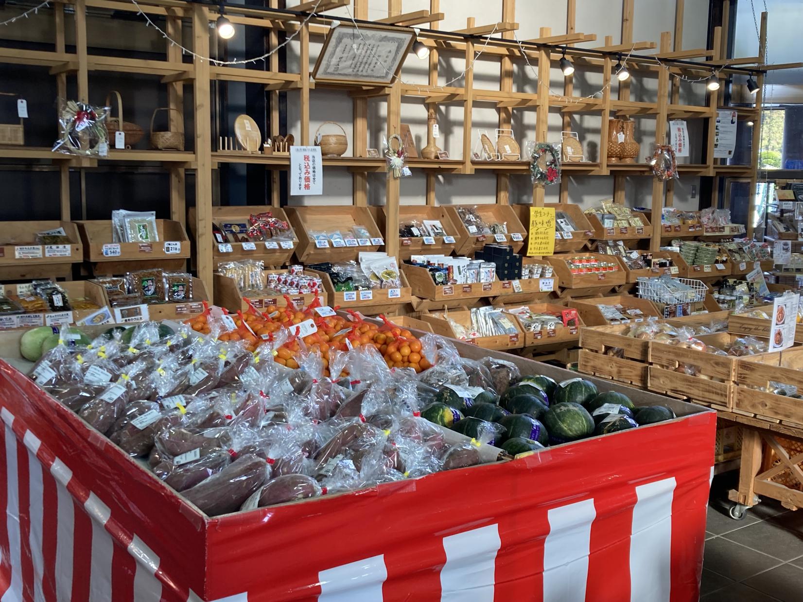 お土産を買うならココ！道の駅「樋脇」遊湯館-2