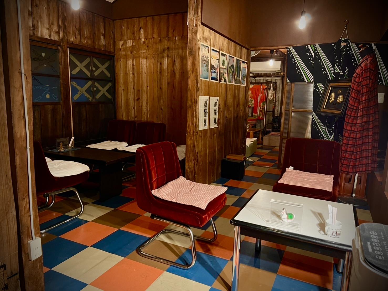 ➀レトロな喫茶店にアート作品が並ぶ「名山町スザク」-0