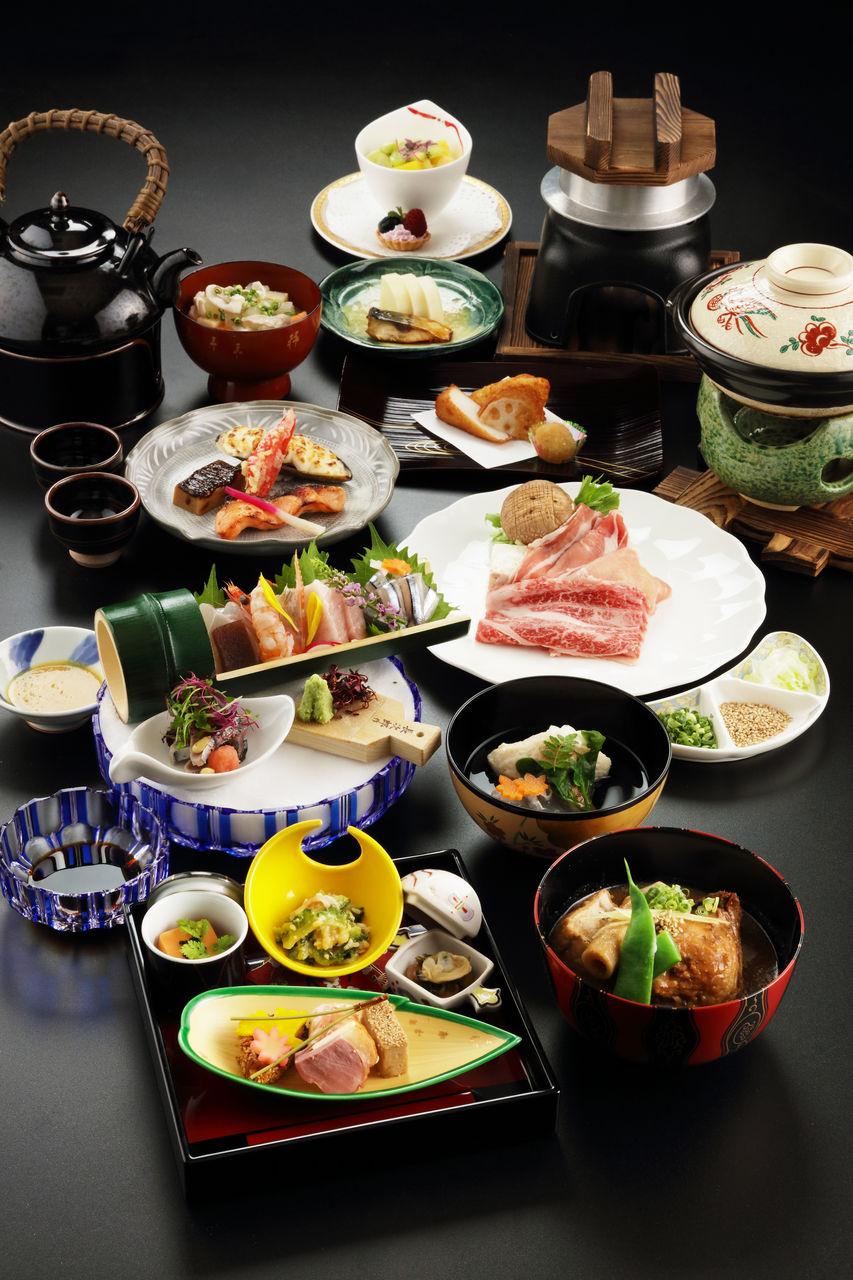 レストランで絶品グルメを堪能-0