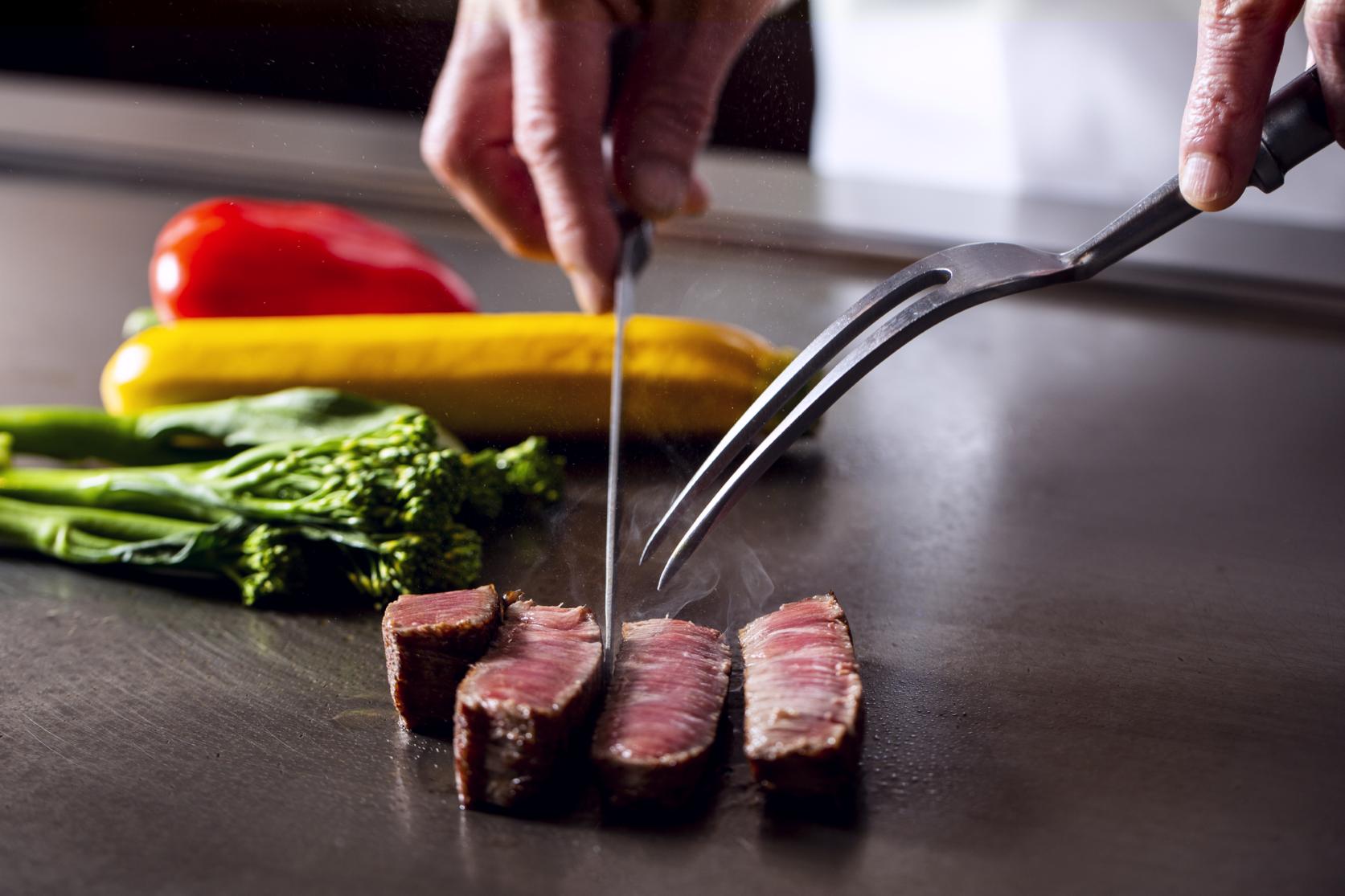 レストランで絶品グルメを堪能-1