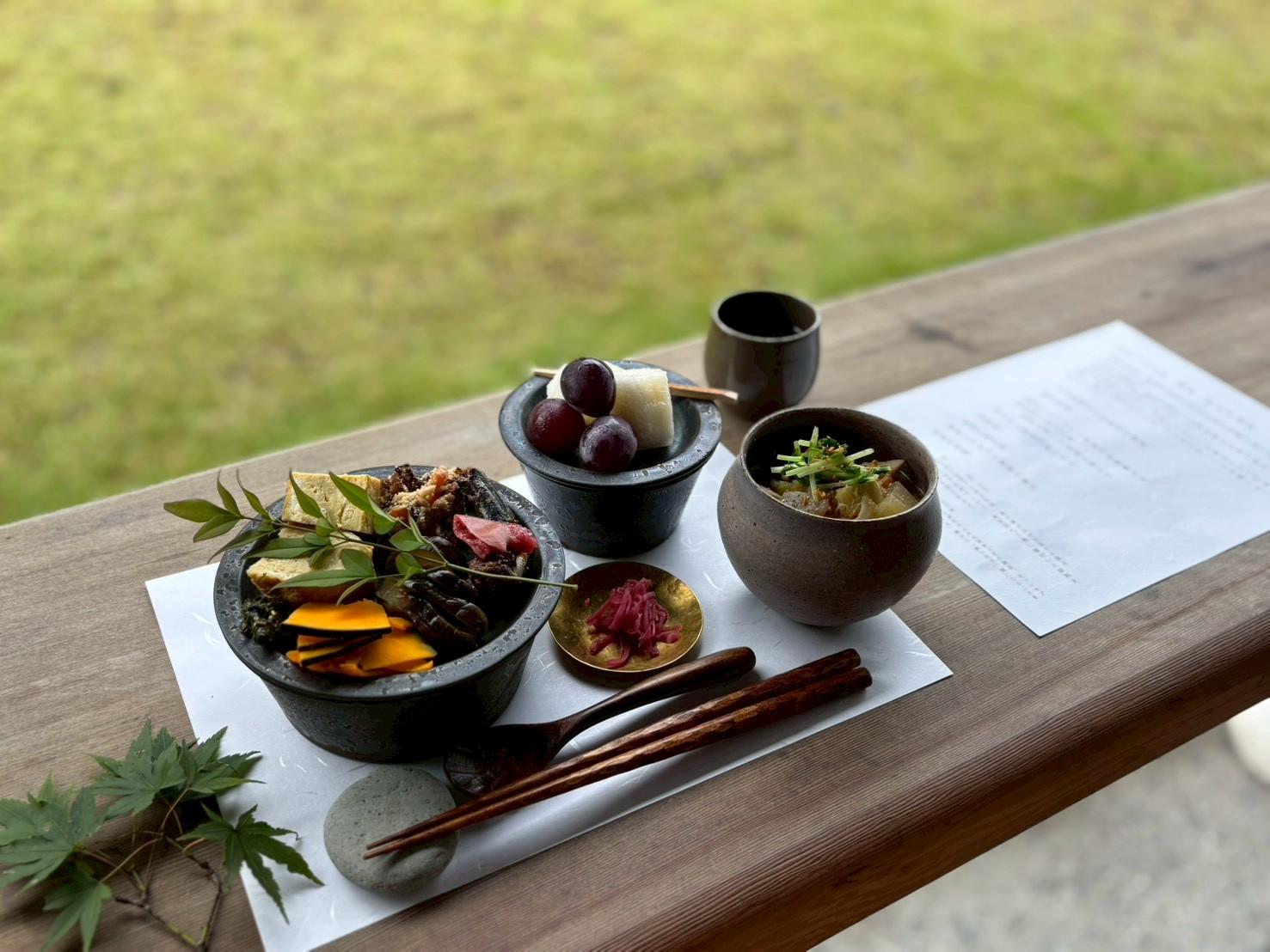 目の前を電車が走り抜ける朝食時間-2