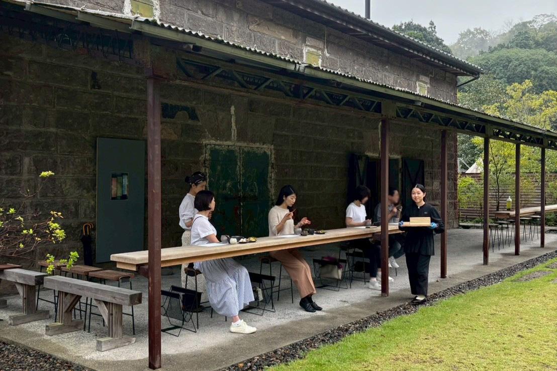 目の前を電車が走り抜ける朝食時間-3