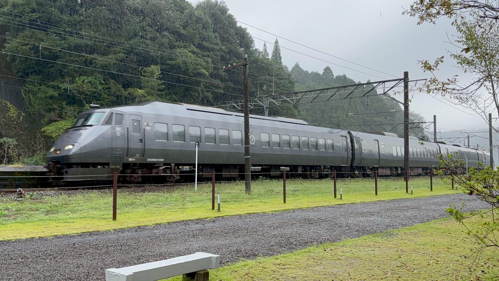 目の前を電車が走り抜ける朝食時間-1