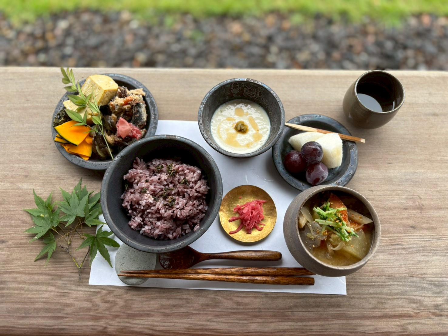 目の前を電車が走り抜ける朝食時間-4