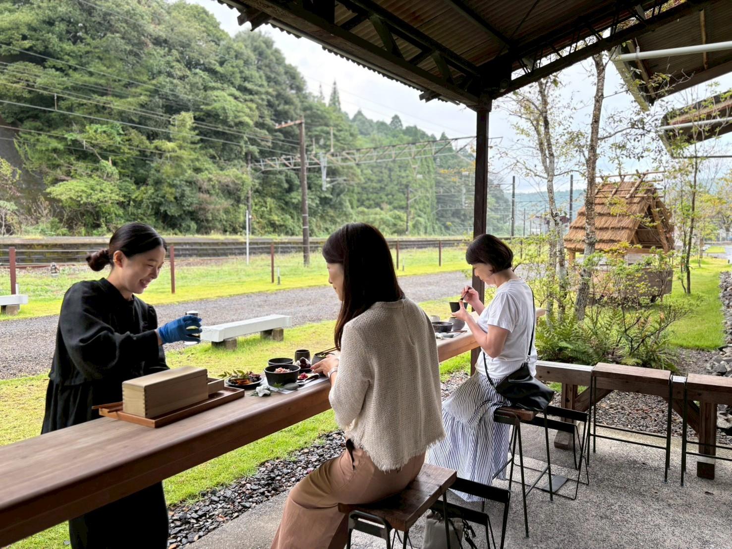 目の前を電車が走り抜ける朝食時間-0