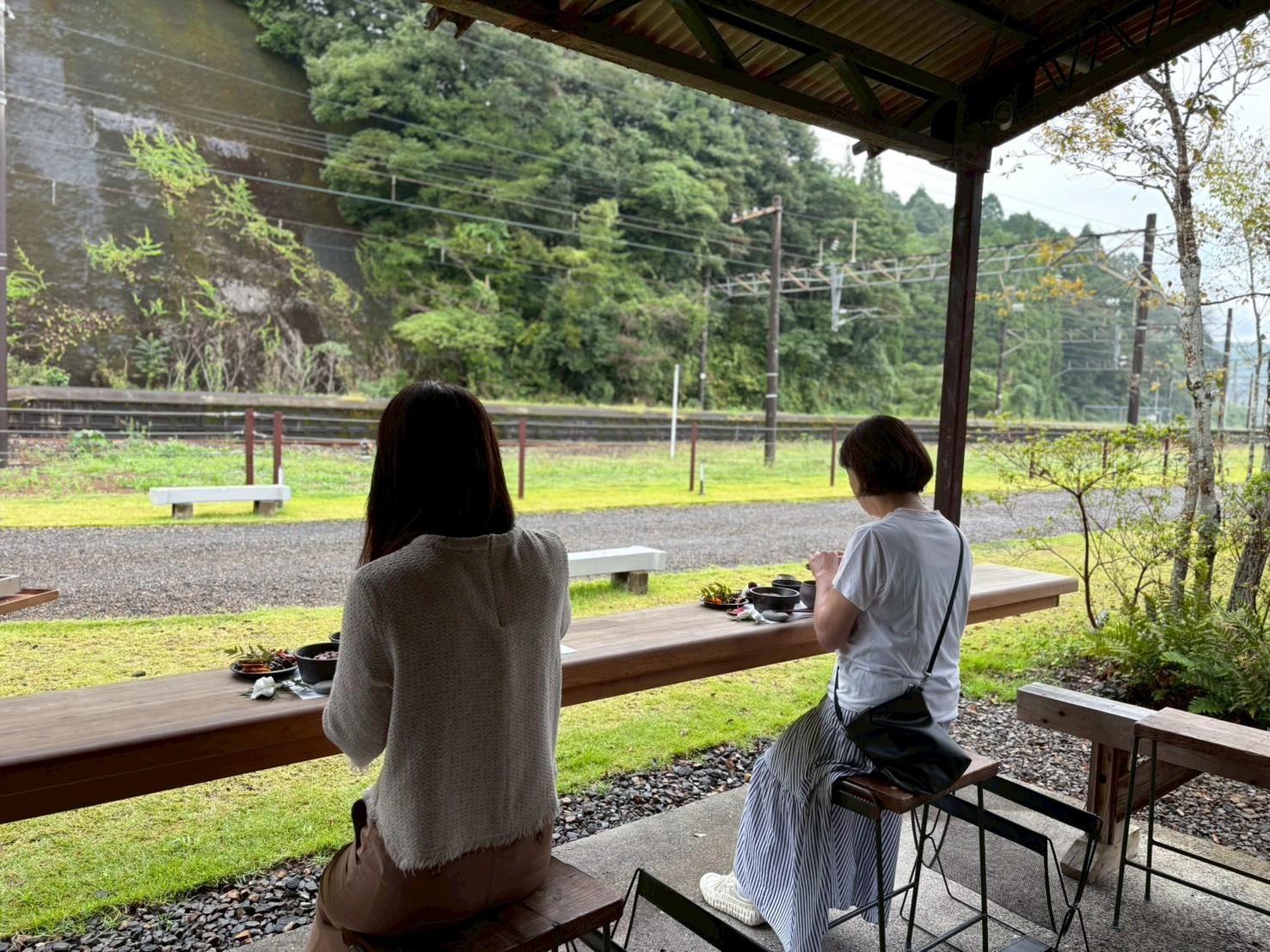 目の前を電車が走り抜ける朝食時間-5