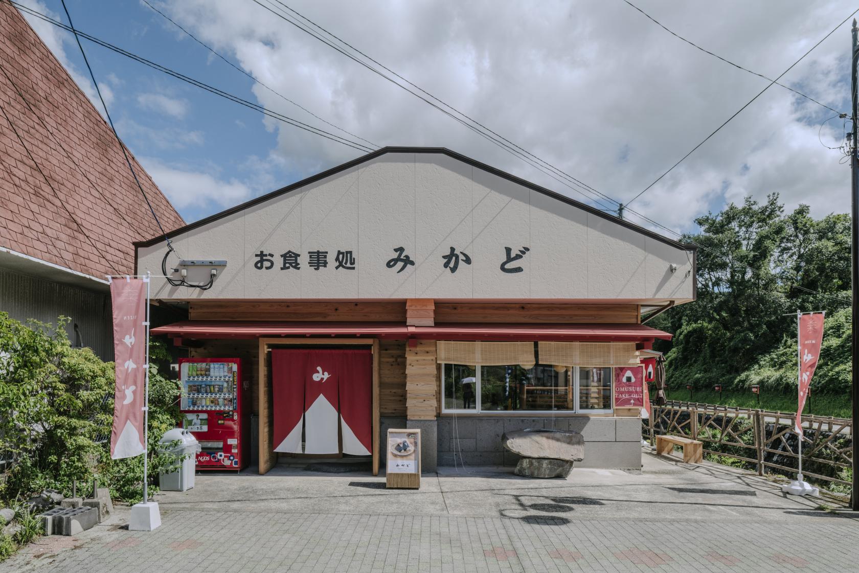 ①霧島産のお米でつくる、ふんわりおにぎり　「EKIZENみかど」-2