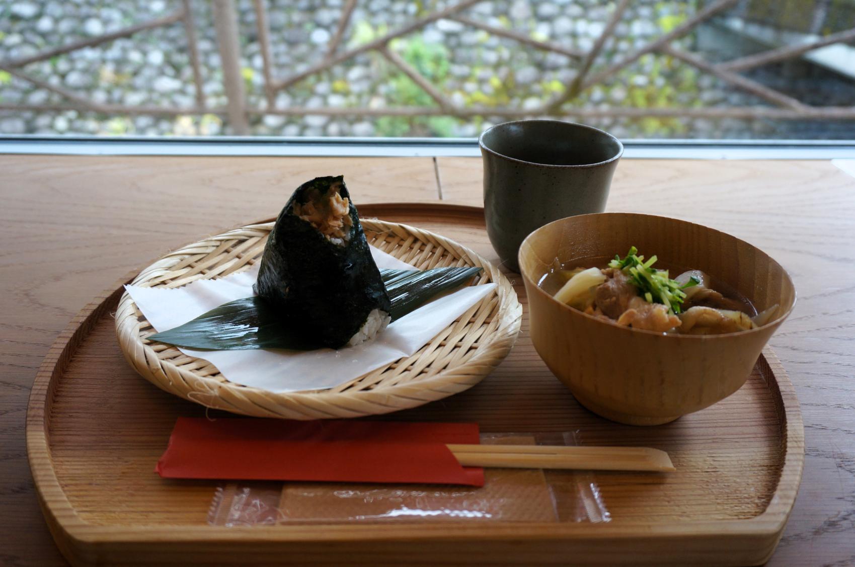 ①霧島産のお米でつくる、ふんわりおにぎり　「EKIZENみかど」-3