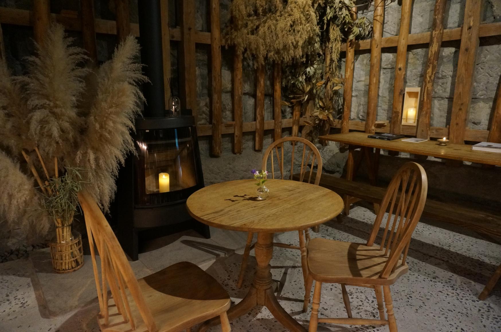 ⑤約100年前の石蔵を改装した、静かなカフェ「光芒」-4