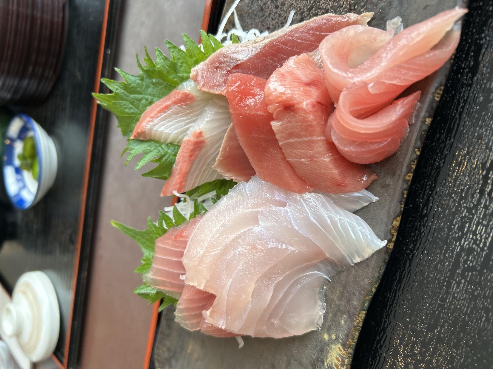 瀬戸内町でクロマグロの養殖を観察　　近畿大学水産研究所奄美実験場に学びます-1