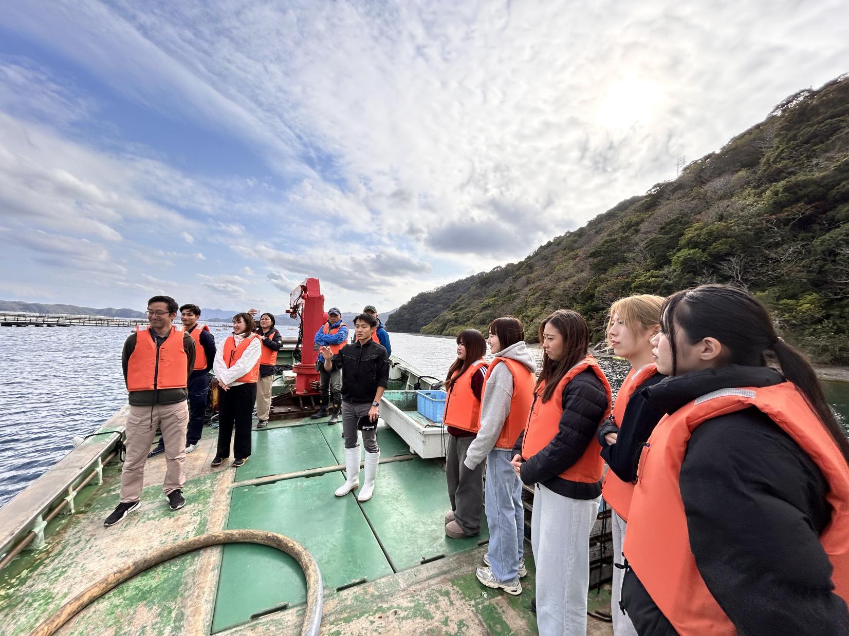 瀬戸内町でクロマグロの養殖を観察　　近畿大学水産研究所奄美実験場に学びます-4