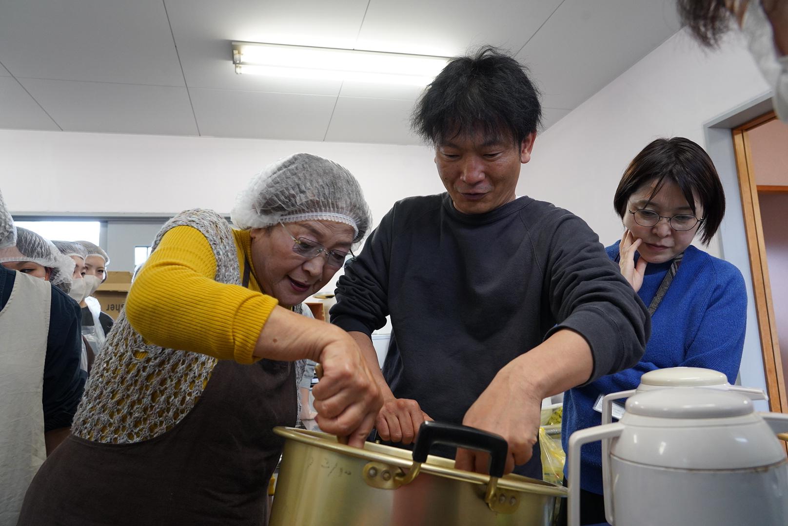 村の言い伝え「ケンムン」ウォークと地元お母さん方の郷土料理「油ソーメン」教室-4