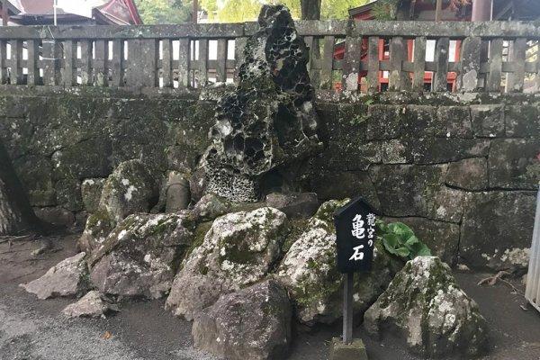 なでると願いが叶うという亀石-0