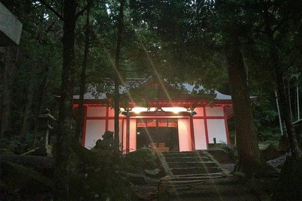 石體神社境内に積まれた御石-1