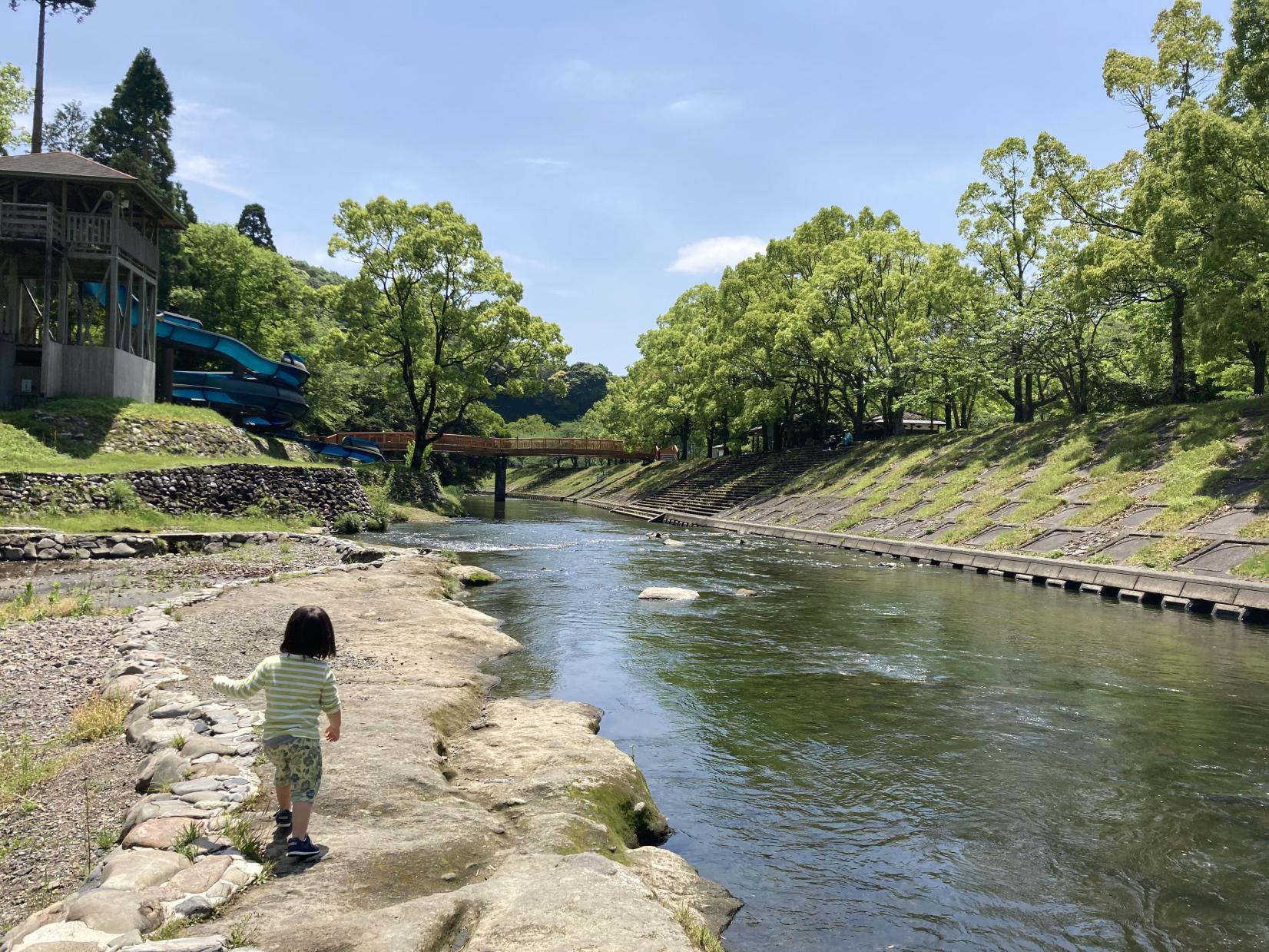 園内を流れる万之瀬川-0