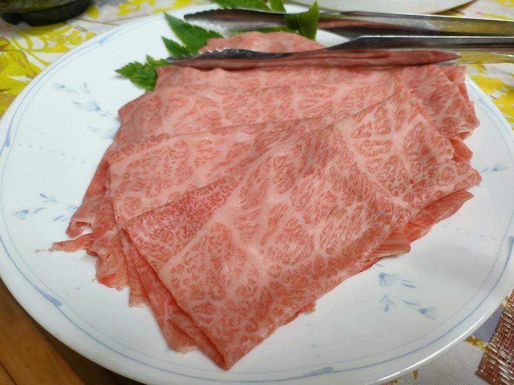 鍋を囲んで話も弾みます-5