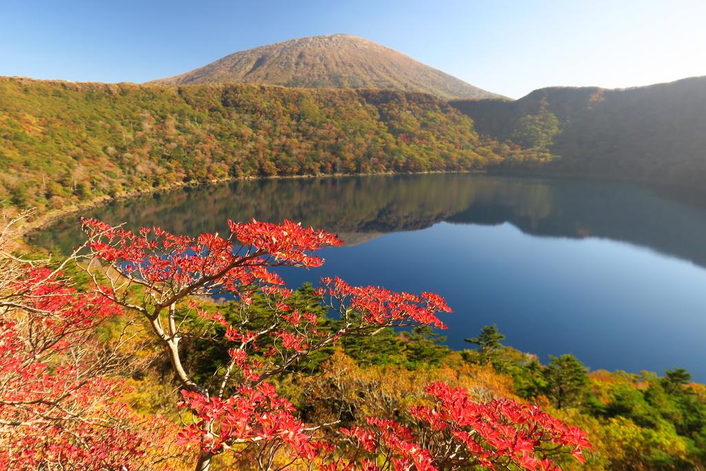 湖畔に映る紅葉が美しい！大浪池-1