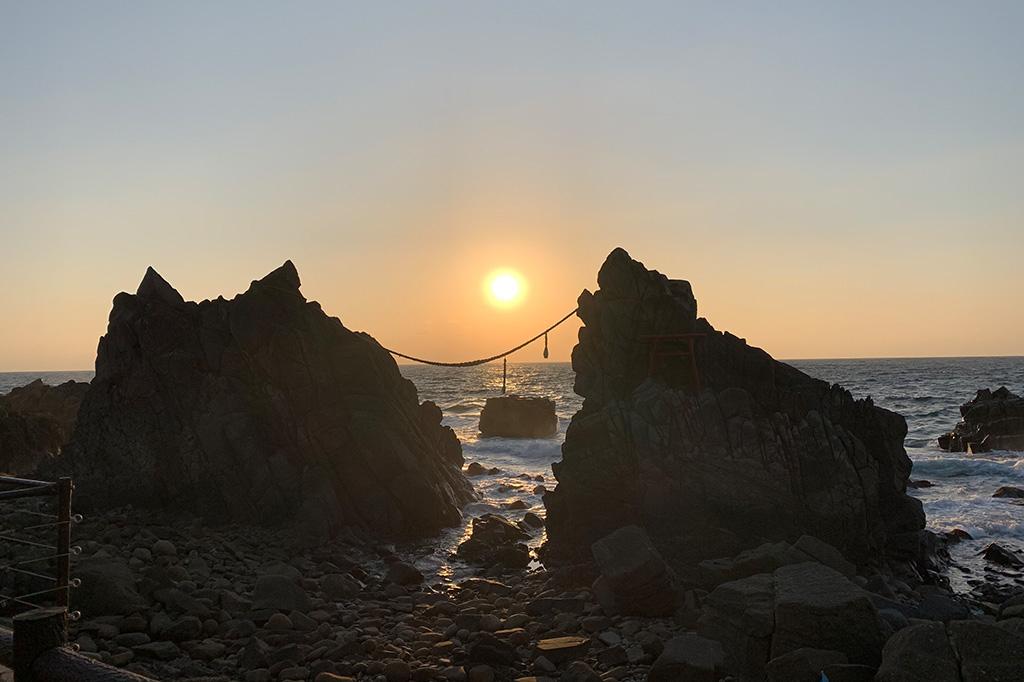 夕日の海に夫婦岩-1